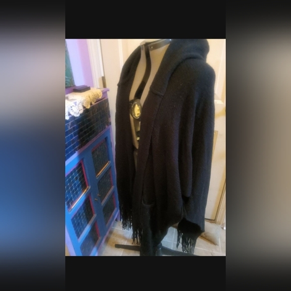 NWT Vince Camuto soft knitted topper #wrap / #shawl with hood and pockets - Picture 13 of 16